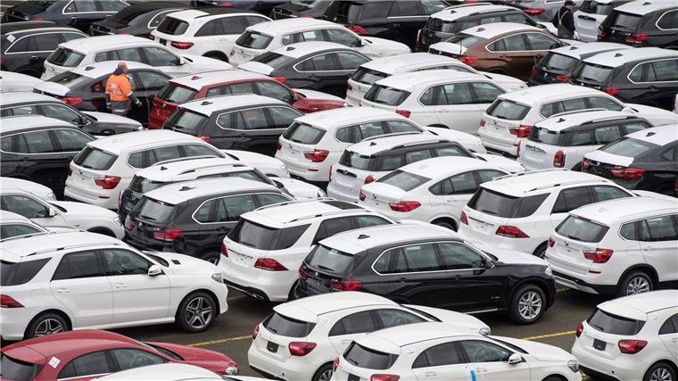 Marktanteil steigt: Zweiter Frühling für die Kompaktklasse Neuwagen von Mercedes-Benz und BMW stehen auf dem Autoterminal der BLG Logistics Group.