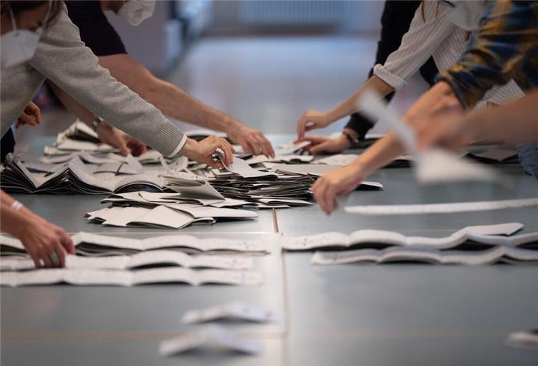 Ampel-Aus: Bundestagswahl am 23. Februar steht fest Wahlhelfer und Wahlhelferinnen zählen in einem Wahllokal Stimmzettel für die Bundestagswahl. (zu dpa: «Region Hannover: Jeder Tag bis zur Neuwahl hilft»