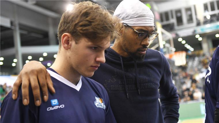 Eisbären präsentieren sich in Trier wie ein Abstiegskandidat Neuzugang Justin Stovall (rechts), hier in einer Auszeit mit Carlo Meyer, konnte den Eisbären wegen der fehlenden Freigabe in Trier noch nicht helfen.