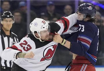 New Jersey Devils-Verteidiger Kurtis McDermid kämpft mit New York Rangers-Center Matt Rempe.