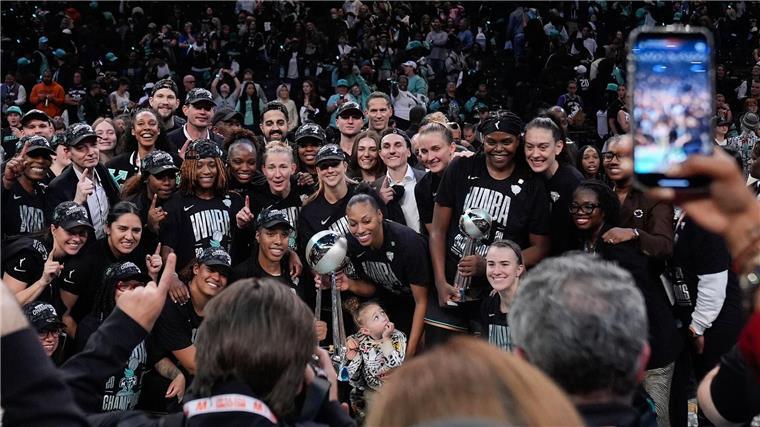 New York Liberty: Posen mit der Meisterschaftstrophäe.