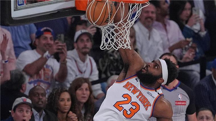 Berauschender Sieg: New York wahrt Chance aufs NBA-Finale New Yorks Center Mitchell Robinson bewies seine Stärke als Abräumer unter den Körben.