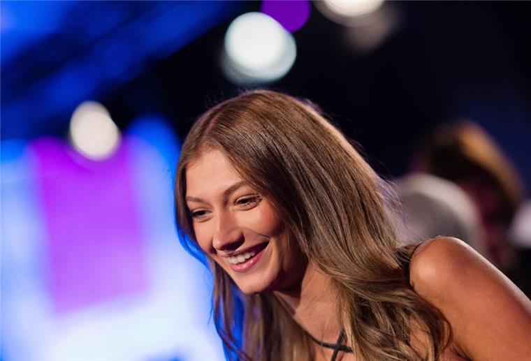 Sängerin Leony singt EM-Song - steiler Weg zum Erfolg Newcomerin Leony sing den offiziellen EM-Song für das Turnier in Deutschland.