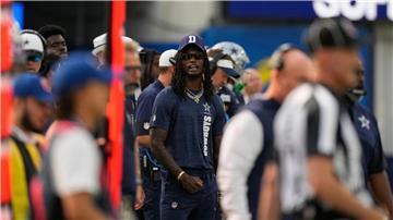 NFL-Profi Lamb (Mitte) wurde von einem Schiedsrichter über den Haufen gerannt.