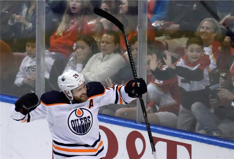 Leon Draisaitl ist erster deutscher NHL-Topscorer NHL-Profi Leon Draisaitl jubelt über seinen Treffer für die Edmonton Oilers.