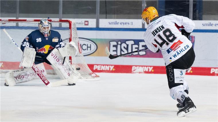 Eishockey-Pinguins kassieren Niederlage in Prag Nicholas Jensen erzielte das 1:3 aus Sicht der Pinguins.