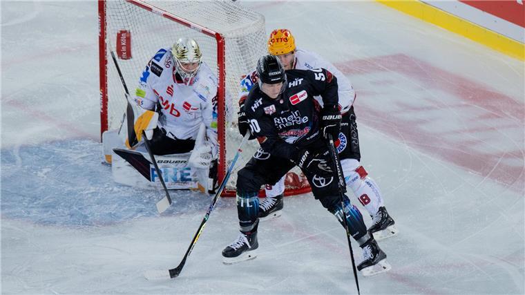 1.500 Fans feiern Pinguins-Sieg im ersten Freiluftspiel Nicholas Jensen hält Kölns Alexander Oberlinger (vorne) vom Pinguins-Tor mit Maximilian Franzreb weg.