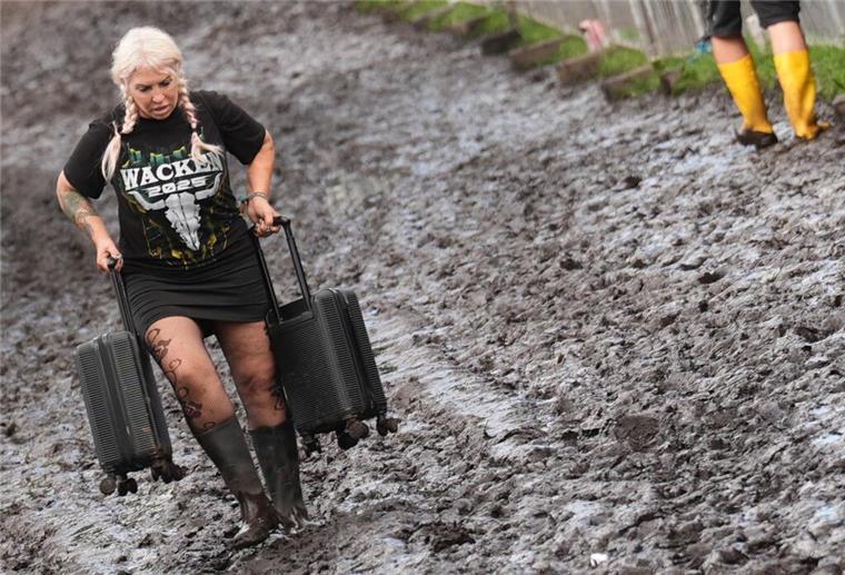 Regenmassen verwandeln Wacken in Schlammfeld Nicht alle Besucherinnen und Besucher sind auf den Schlamm vorbereitet.