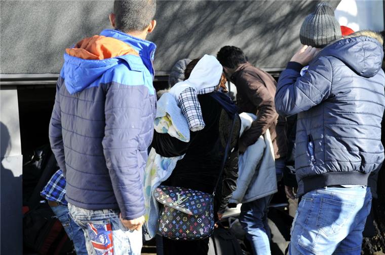 Silvester und Flüchtlinge: Wenn Böller Angst machen Nicht alle Flüchtlinge in der Hagener Notunterkunft freuen sich auf den Jahreswechsel: Das Zünden der Knallkörper wird womöglich einige an den Kriegslärm der Heimatländer erinnern und alte Wunden aufreißen. Archivfoto Scheschonka