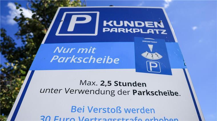 Beschwerden über private Parkfirmen in Niedersachsen Nicht an allen Parkplätzen seien die Parkbedingungen ausreichend ausgeschildert, kritisieren Verbraucherschützer. (Archivbild)