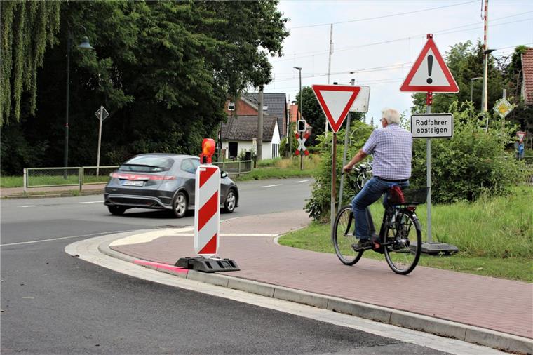 Rodenkirchen: Gerillte Steine beschäftigen nun Fachleute Nicht ausschließlich die weißen Steine sollen für die Unfälle von Fahrradfahrern ursächlich sein. Es könnte auch der Bordstein sein, der deshalb mit knallroter Farbe markiert worden ist.