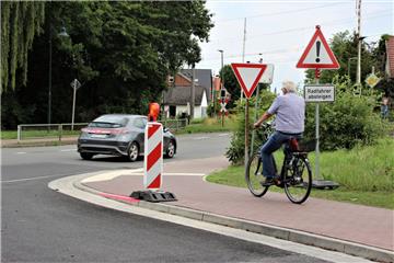 Nicht ausschließlich die weißen Steine sollen für die Unfälle von Fahrradfahrern ursächlich sein. Es könnte auch der Bordstein sein, der deshalb mit knallroter Farbe markiert worden ist. 
