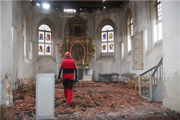 Nicht das Dach der Kirche, sondern auch  der Altarraum wurde durch das Feuer stark beschädigt. Am Montag war ein Brandgutachter vor Ort. 