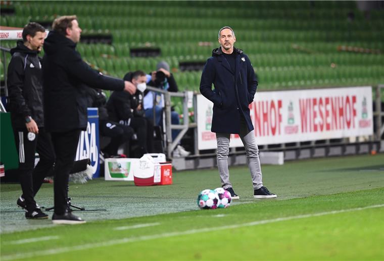 Adi Hütter kritisiert Werder Nicht einer Meinung: Frankfurts Trainer Adolf „Adi“ Hütter (rechts) und Bremens Coach Florian Kohfeldt.
