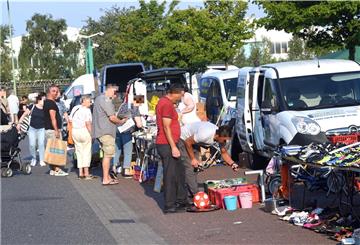 Nicht immer wird auf dem Flohmarkt Rotersand der Abstand eingehalten.