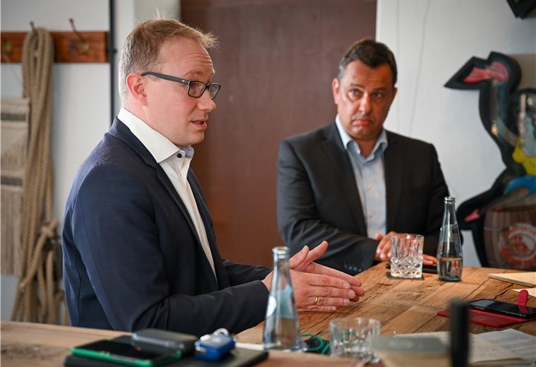 Mehr tun für den Tourismus Nicht in allen Punkten einer Meinung: Die beiden Landtagsabgeordneten Lasse Weritz aus Hemmoor (CDU, links) und Oliver Lottke aus Loxstedt (SPD) im Doppelinterview bei der NORDSEE-ZEITUNG.