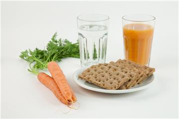 Nicht jede Fastenmethode ist so weitreichend wie das Heilfasten: In der Fastenzeit verzichten viele auch nur auf Alkohol, Schokolade, Fleisch oder das Rauchen.