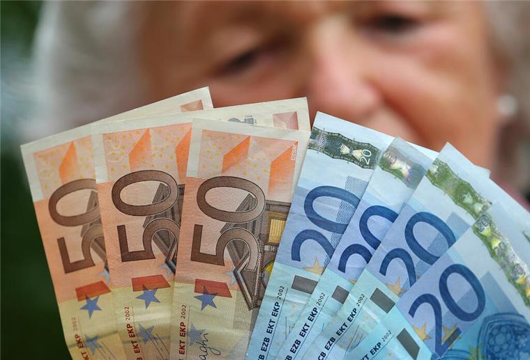 Steuer-Schock im Alter? Was Rentner jetzt wissen müssen Eine Rentnerin hält verschiedene Euroscheine in ihren Händen. Nicht jede Rente bleibt steuerfrei – mit steigenden Renten steigt oft auch die Steuerpflicht. Wer unter dem Freibetrag bleibt, kann sich per Nichtveranlagungsbescheinigung befreien lassen.