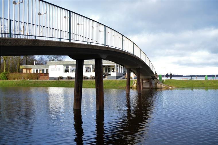 Nicht mehr im alllerbesten Zustand: Die Stahlbeton-Bogenbrücke über dem Hadelner Kanal. Für den Erhalt der Verkehrssicherheit muss das Bauwerk saniert werden.