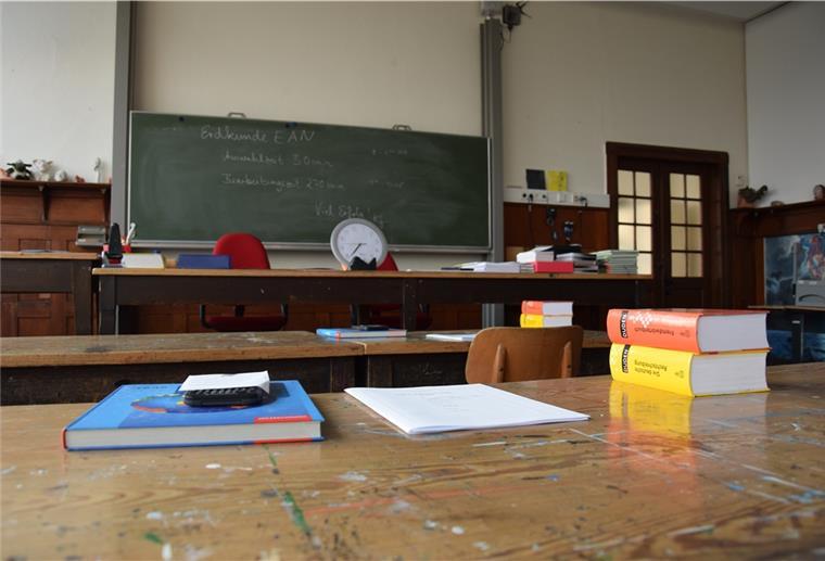 Abi 2021: Gymnasium Nordenham gewährt Einblick Nicht nur auf den Fluren gelten strengere Regeln. In den Räumen wurden vorher alle Tische desinfiziert, es muss während der Prüfung regelmäßig gelüftet und Abstand gehalten werden.