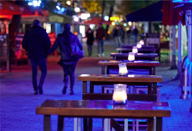 Wegen Corona: Bund will drastische Einschränkungen Leere tische auf einer Kniepenmeile