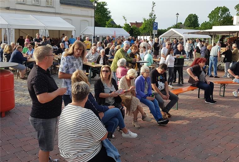 Frohes Fest in der Blexer Dorfmitte Nicht nur Blexerinnen und Blexer tummelten sich am Wochenende beim Blexer Markt.privat