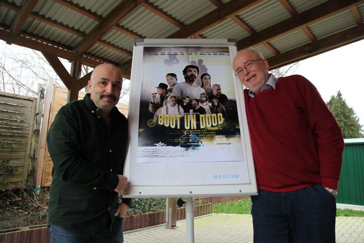 Plattdeutsch-Film aus unserer Region will Kinos erobern: Hier seht ihr den Trailer Nicht nur das Filmplakat steht Hollywood-Streifen in nichts nach: :Regisseur Sandro Giampietro und Autor Günter Ihmels präsentieren Ausschnitte ihres Films "Boot un Dood".