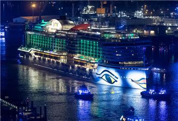 Das Kreuzfahrtschiff «Aida Prima» sowie weitere Kreuzfahrtschiffe fahren im Rahmen einer Parade bei den Hamburg Cruise Days auf der Elbe.
