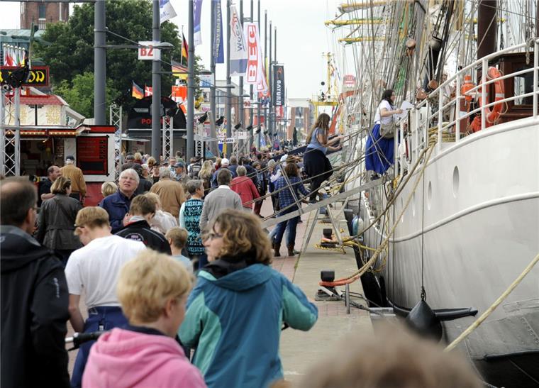 Parkplätze und Busse: Das sollten Sie zum Seestadtfest wissen Nicht nur das Open Ship lockt viele Besucher, auch in der Innenstadt gibt es viel zu entdecken.