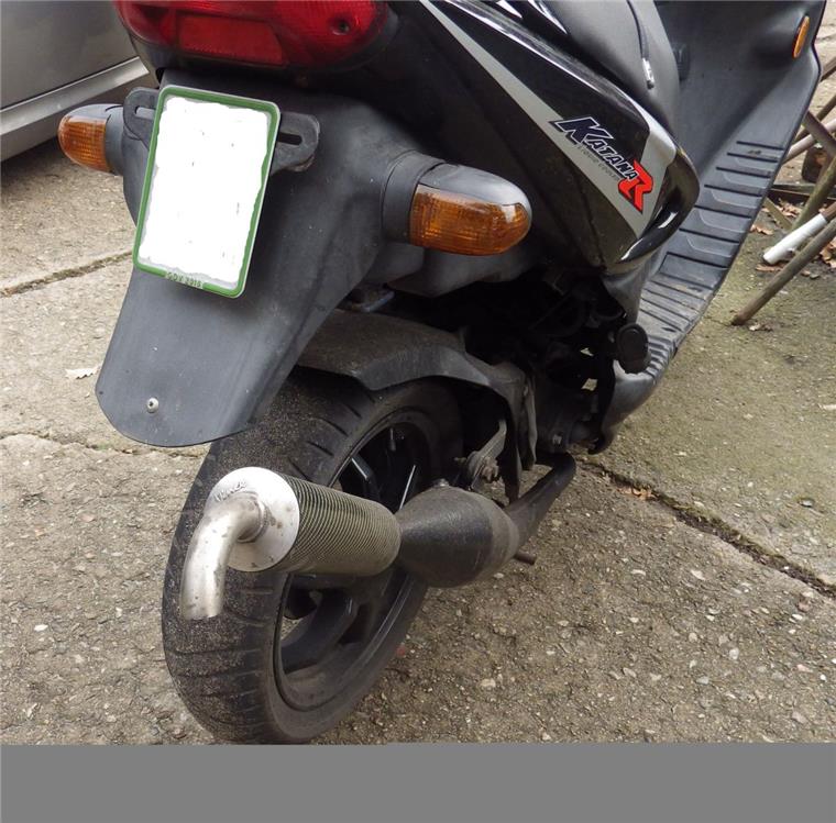 Nicht nur, dass dieser Roller viel zu schnell unterwegs war - auch der Auspuff gefiel den Polizisten nicht.