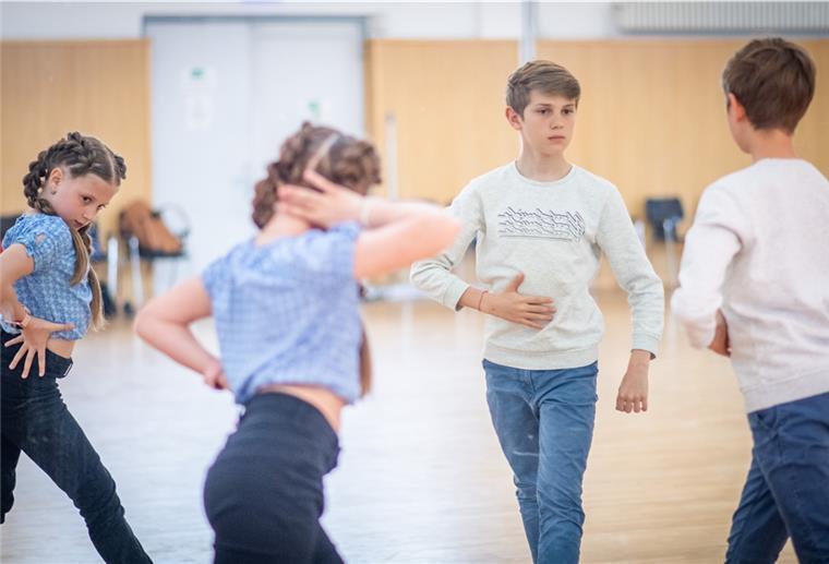 Ukrainische Talente tanzen in der TSG Bremerhaven Nicht nur der Hüftschwung klappt perfekt: Angelina und Sergey sind mit ihren Müttern aus der Ostukraine geflüchtet. Mittlerweile leben sie in Loxstedt.