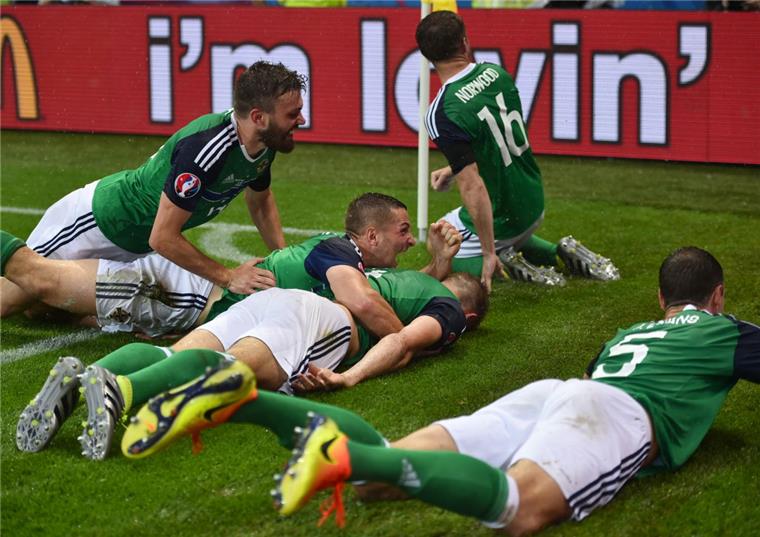 Rutschen und Anspringen: Das bedeuten die Torjubel Nicht nur die nordirischen Fans wissen, wie man richtig Party macht. Auch die Mannschaft ist ein lustiger Haufen. Apropos Haufen: Was bedeutet es eigentlich, wenn sich schwitzende Fußballer nach einem Tor zu einer Menschentraube zusammentun? Das haben Forscher versucht, zu erklären.