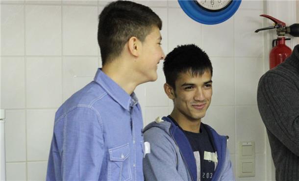 Nicht nur die Pflegeeltern sind vernetzt, auch die jungen Flüchtlinge haben Freundschaften geschlossen. Ali Hussein und Hamid Mansuri (rechts) haben sich auf Anhieb prima verstanden. Das Foto entstand beim ersten Treffen der Pflegefamilien. 