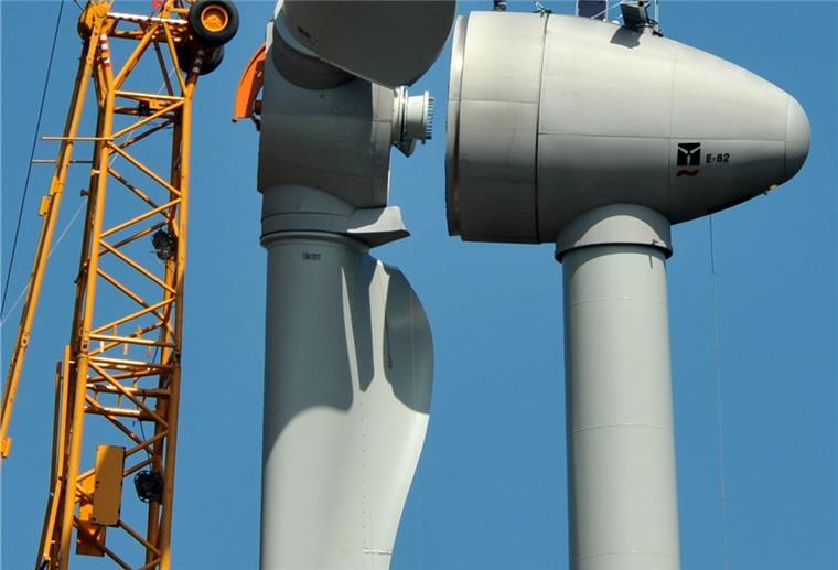 EIn Rotorblatt wird an eine Windkraftwerkanlage montiert.
