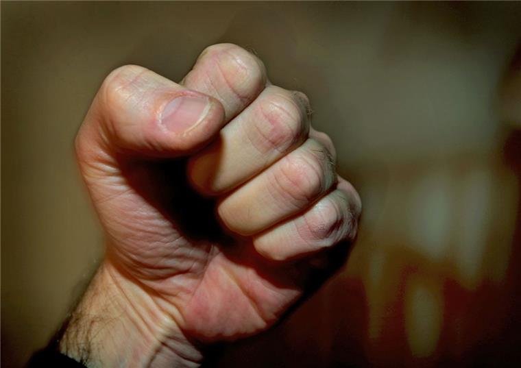 Drohungen und Gewalt: Niedersachsen will Amtsträger besser schützen Nicht nur Drohungen bekommen Amtsträger in Niedersachsen zu spüren. Manchmal werden sie auch angegriffen.