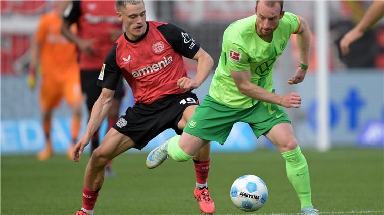 Bayer siegt spektakulär dank Boniface - Xhaka warnt Nicht nur Florian Wirtz und Maximilian Arnold (r) lieferten sich heiße Duelle.