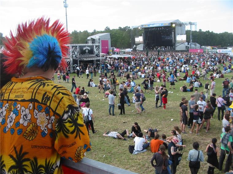 Hurricane-Festival: Ein Hauch von Woodstock in Scheeßel Nicht nur für bunte Vögel: Blick auf die Blue Stage. Wo sonst Motorräder fahren, wird beim Hurricane Festival gerockt.