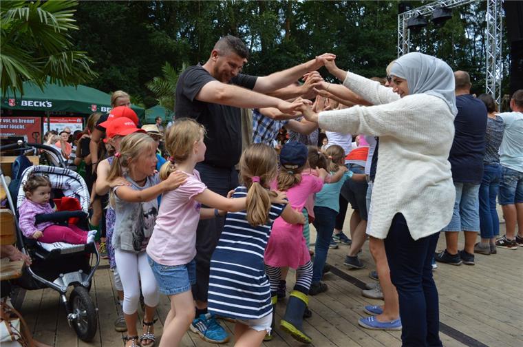 Begeisterte Einwohner und Gäste: Am Birkensee in Weertzen kann man gut feiern Nicht nur für den Nachwuchs: Beim Kindertanz mussten auch die Eltern mit ran, damit der Zug durch den Tunnel fahren konnte. Spaß hat es allen sichtbar gemacht, den Kleinen und den Großen.