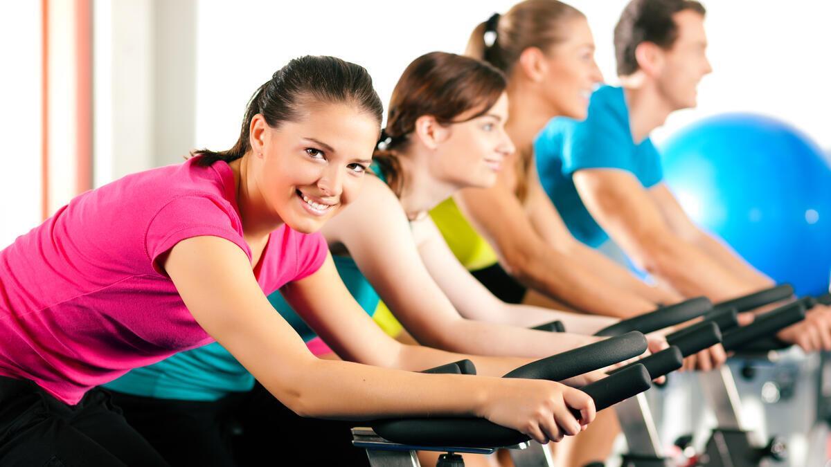 Junge Menschen machen Sport, sitzend auf Fahrrädern. Nicht nur für junge Leute: Indoor Cycling ist für alle Altersgruppen interessant. Im SVN-Vitalzentrum starten entsprechende Angebote.
