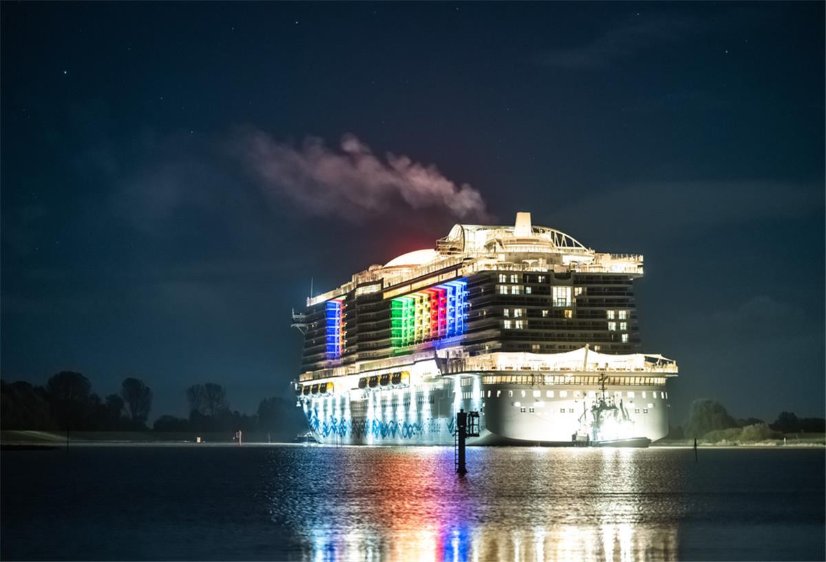 Das 337 Meter lange Kreuzfahrtschiff «Aidacosma» wird in der Nacht durch die Ems in die Nordsee überführt