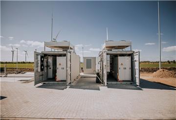 Nicht nur in Bremerhaven setzt man auf Wasserstofftechnologie. Solche Elektrolyseure zur Wasserstoffproduktion, wie sie im nordfriesischen Bosbüll stehen, sollen auch in einem ehemaligen Flugplatz-Hangar in Bremerhaven an den Start gehen. Die Pandemie hat allerdings zu Verzögerungen geführt. Und teurer wird es auch. Foto: GP Joule