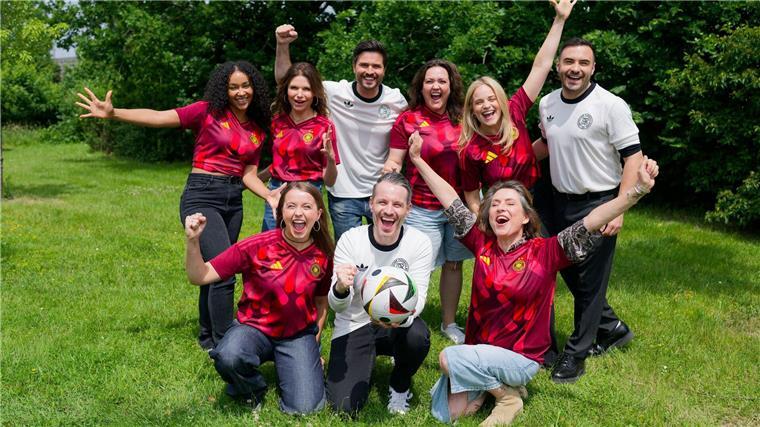 Nicht nur Julia Wiedemann (vorne links) freut sich auf die Fußball-EM - viele Kolleginnen und Kollegen der Serien „Alles was zählt“ und „Unter uns“ ebenso.