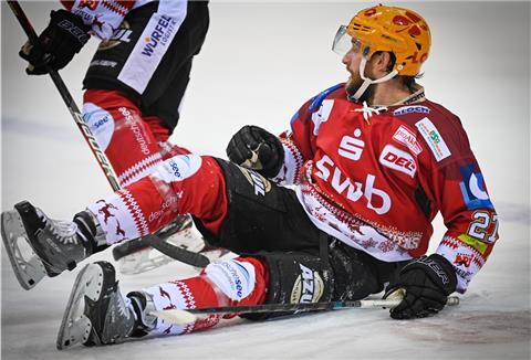 Nicht nur Pinguins-Spieler Carson McMillan liegt hier auf Eis, sondern auch der Saisonstart in der DEL.