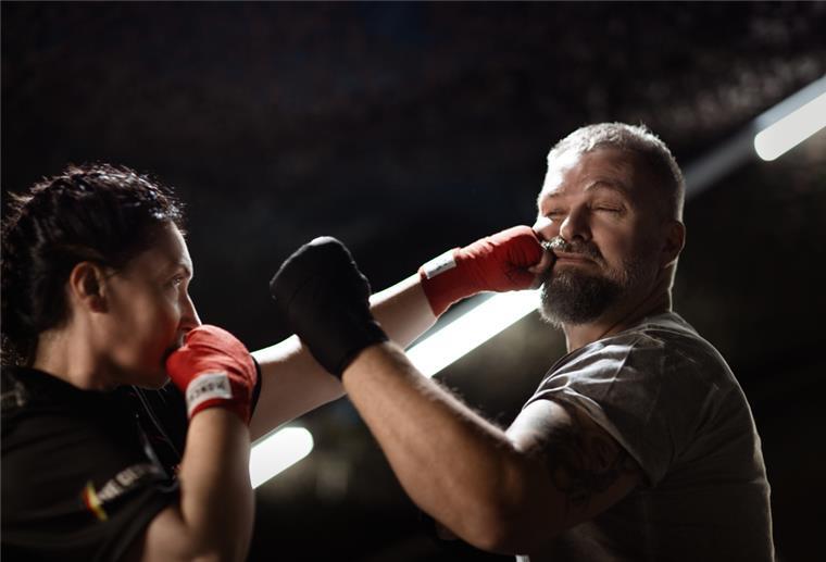 Ring frei für ein Battle am DJ-Pult Rob Hardt und Rita Rendelsmann stehen im Boxring.