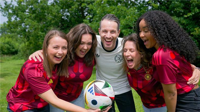 Nicht nur Sarah Victoria Schalow ist am Set von „Alles was zählt“ im Fußballfieber - auch viele Kollegen.