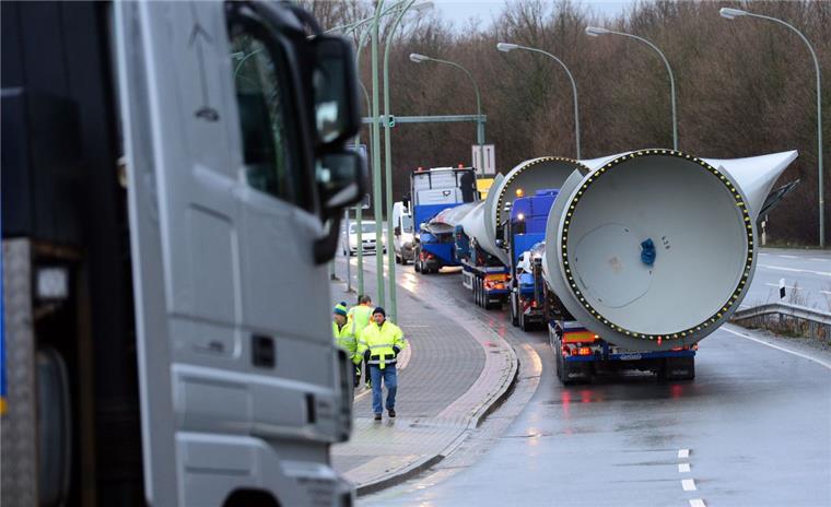 Schwertransporte sind für Anwohner in Burhave eine Last Nicht nur schwere Einzelteile werden – wie auf diesem Symbolbild – zu den Baustellen in Butjadingen transportiert. Lastwagen bringen außerdem Kies, Sand und weitere Baumaterialien nach Düke und Kampen. Das Repowering der Windparks hat Ende Mai begonnen.