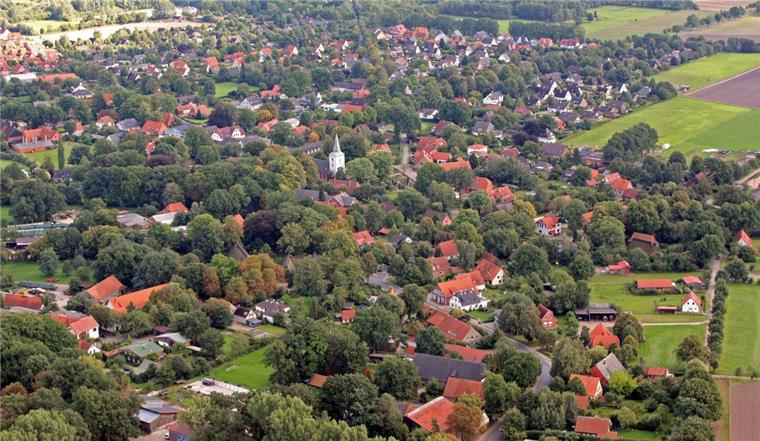 Wilstedt: Baumschutzsatzung soll praktikabler werden Nicht nur von oben betrachtet zeigt sich Wilstedt als Dorf mit vielen und auch großen Bäumen. Eine Baumschutzsatzung soll den Erhalt der alten, ortsprägenden sowie das Kleinklima fördernden Bäume sichern. Eine Maßnahme, die aber auch zu Kontroversen im Dorf führt.