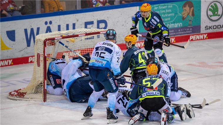 Pinguins schlagen auch den ERC Ingolstadt Tumult vor dem Eishockey-Tor.
