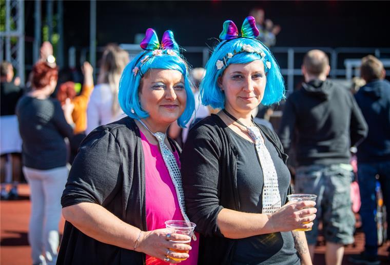 Nicht ohne ihre Schmetterlingsperücken: Nadine Schrieber (links) aus Hamburg und ihre Schwester Nicole, Krankenpflegerin in Bremerhaven, werfen nach zwei Corona-Jahren endlich mal allen Ballast ab und stürzen sich ins Partygewühle.