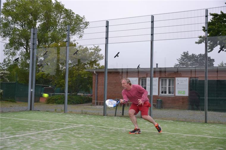 Nicht so schnell aus der Puste zu bringen: Jan Dieckhoff aus Cuxhaven ist das zweite Mal beim Open-After-Work-Padel in Cuxhaven dabei und ist von dem für ihn neuen Sport vollkommen begeistert. 